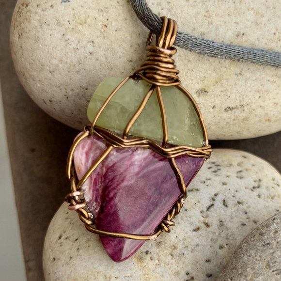 Prehnite and Spiny Oyster Shell Necklace - Picture 3 of 12